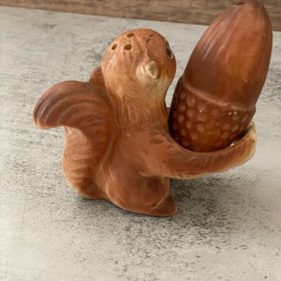 Vintage Squirrel Holding Acorn Salt Pepper Shakers Brown Hand-Painted Ceramic - Picture 3 of 10